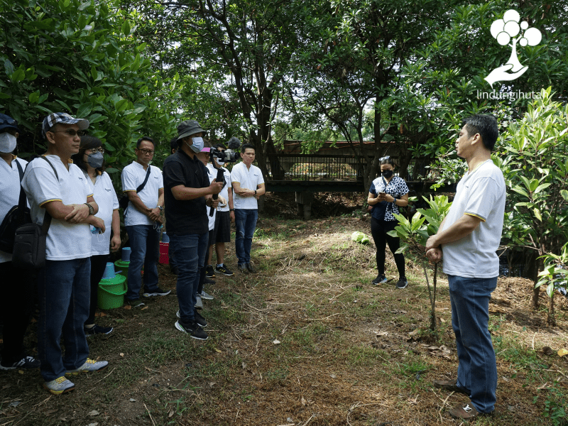 Perwakilan Maybank Finance melakukan apel pagi dan sambutan di hutan mangrove PIK Jakarta.