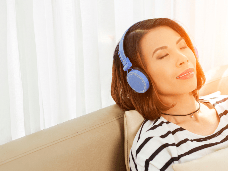 Mendengarkan musik adalah alternatif aktivitas di hari libur.