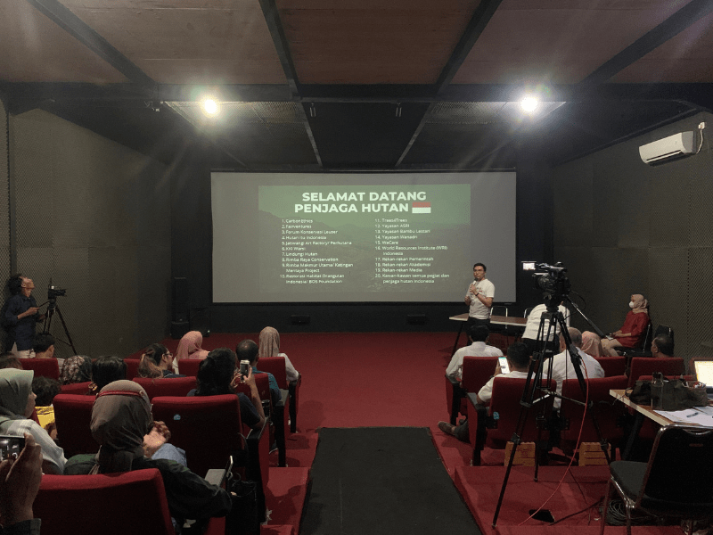 Diskusi lingkar forum 27-an di ruangan sinematografi Jebor Hall, Jatiwangi art Factory