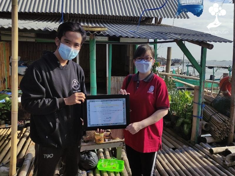 Penyerahan sertifikat apresiasi kerjasama program CSR dari LindungiHutan untuk Bureau Veritas Indonesia.