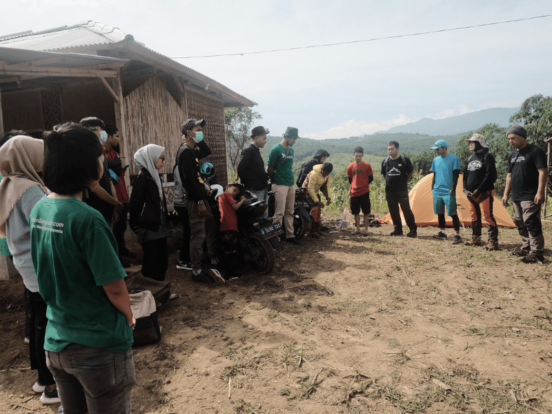 Relawan LindungiHutan Bogor dan pemuda-pemudi peduli lingkungan sedang berkumpul di lereng Gunung Salak-Endah untuk penanaman Rentique Indonesia.