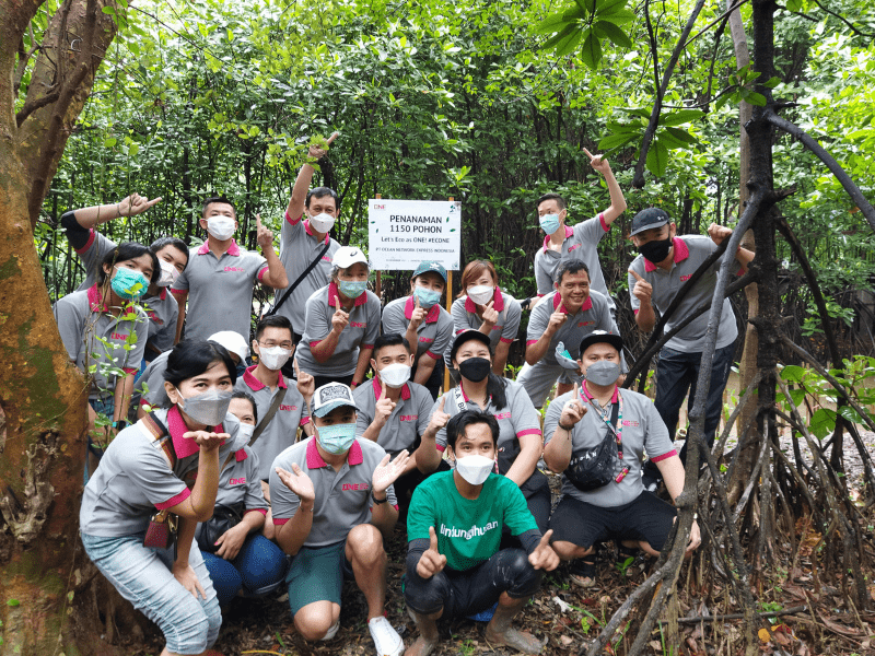 Foto Mas Ai mewakili LindungiHutan dalam pelaksanaan penanaman pohon.