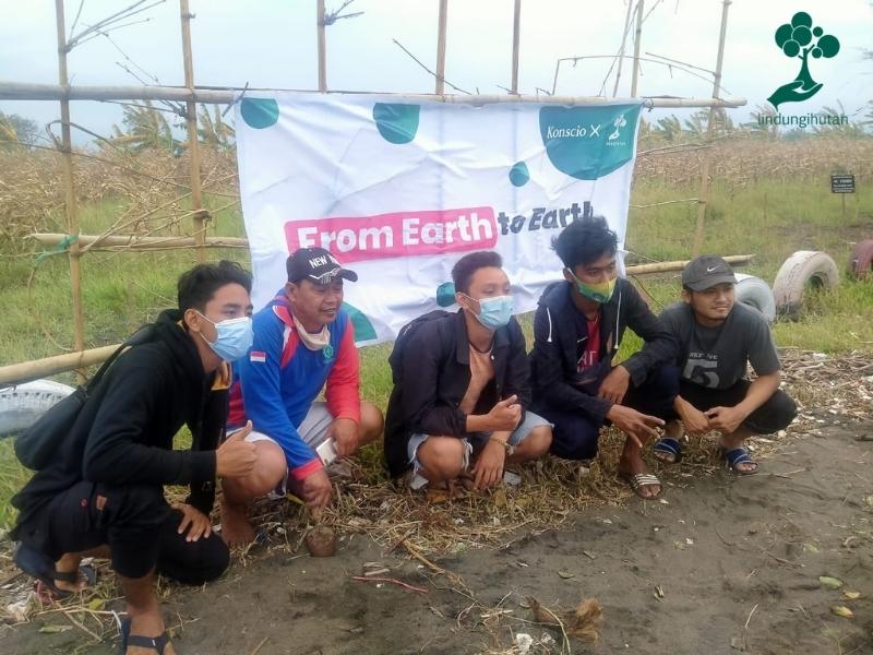 Foto bersama setelah penanaman pohon di Kendal, Jawa Tengah.