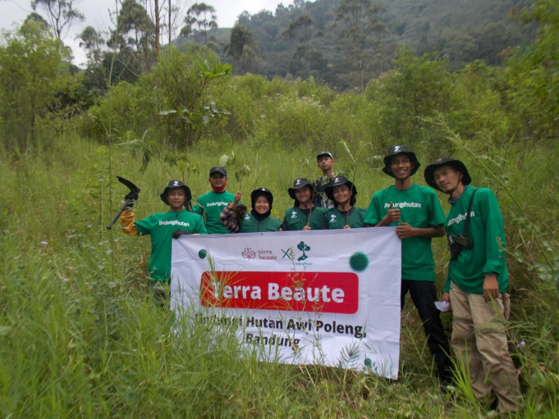 Terra Beaute menanam jambu air di Gunung Awi Poleng , Bandung.