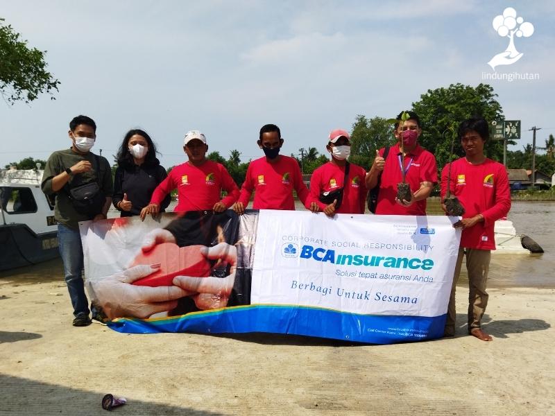 Foto bersama perwakilan BCA Insurance dan LindungiHutan di dermaga kampung Beting, Bekasi.