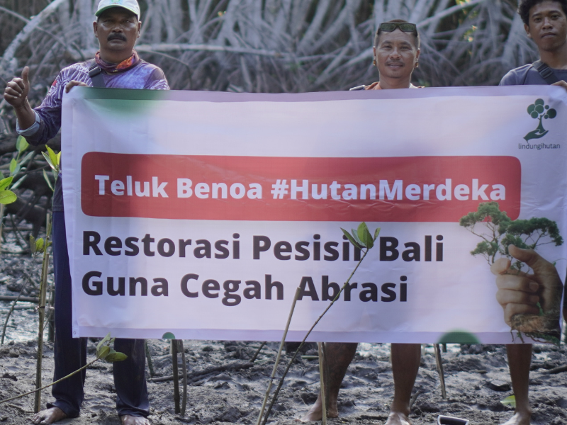 Foto proses pelaksanaan penanaman pohon kampanye alam LindungiHutan di Teluk Benoa Bali.
