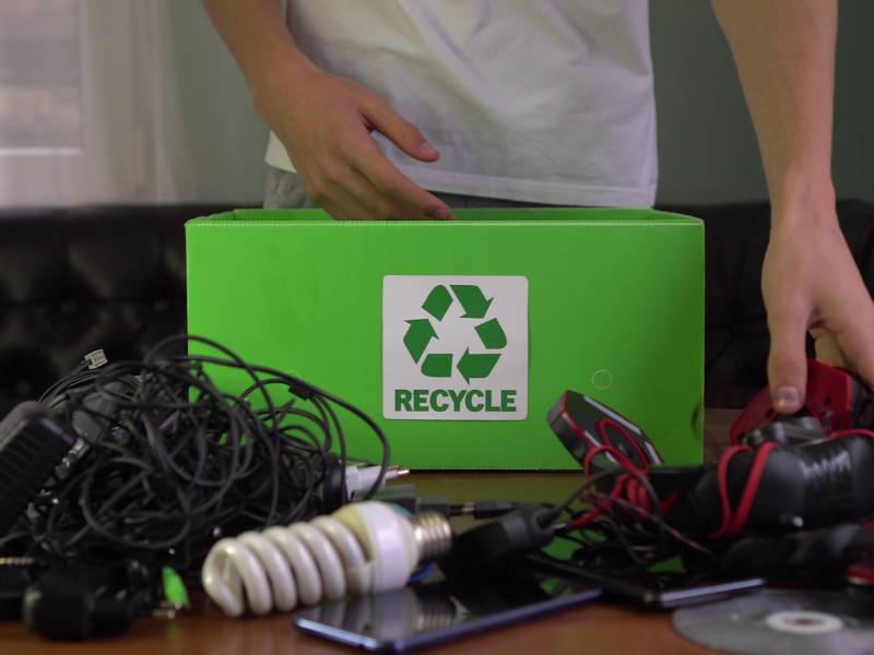 Cara mendaur ulang sampah elektronik.