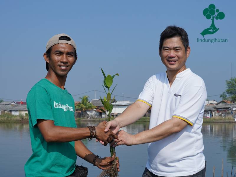 Penyerahan mangrove Maybank Finance ke petani