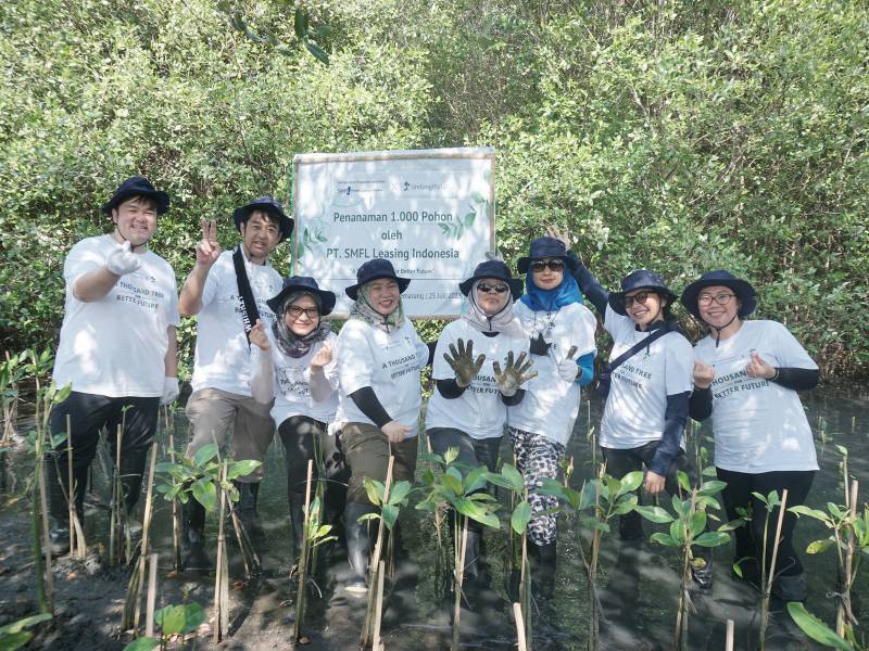 Penanaman mangrove PT SMFL Leasing Indonesia