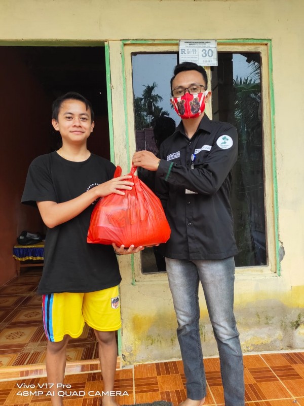Penyerahan paket sembako kepada masyarakat terdampak bencana banjir kalimantan oleh Relawan LindungiHutan Landak di Kalimantan Barat.