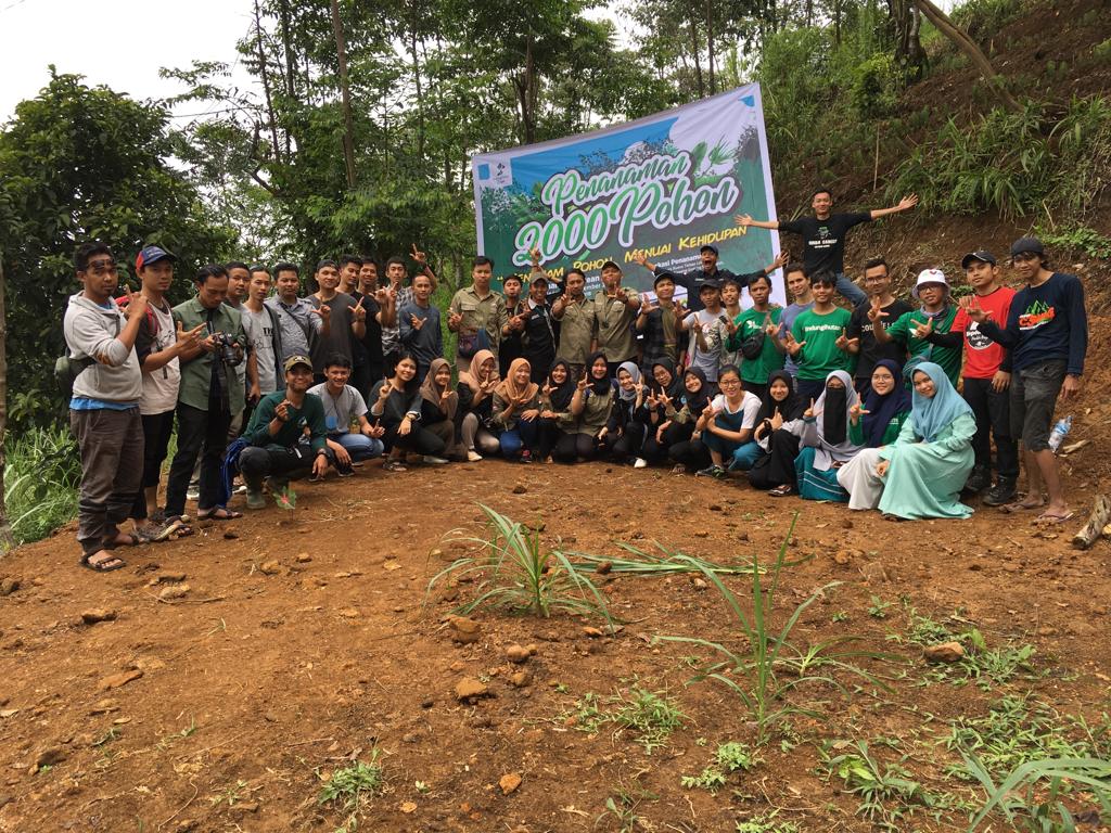 Relawan LindungiHutan Bogor berfoto bersama partisipan dalam gerakan 