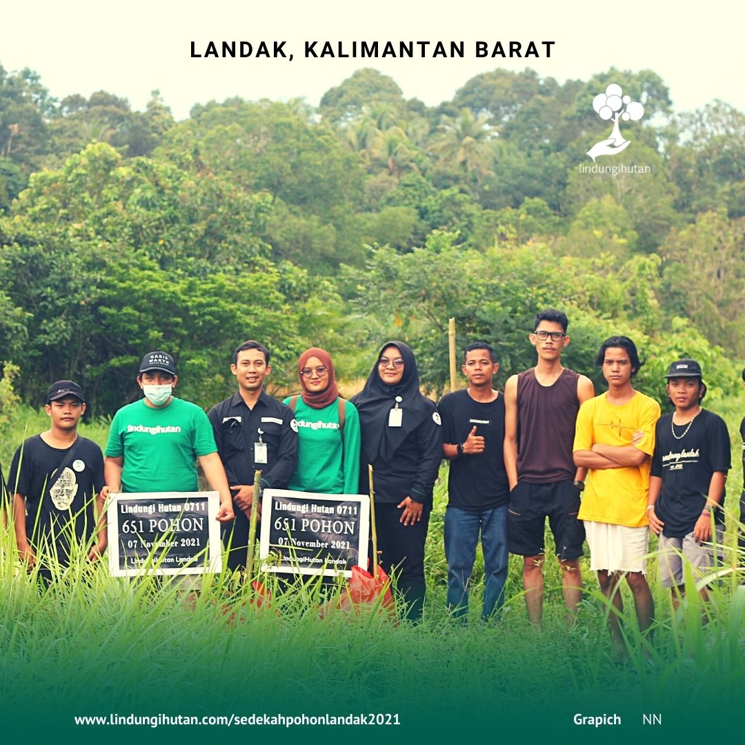 Foto bersama relawan LindungiHutan Landak setelah melakukan penanaman pohon untuk kegiatan #SedekahPohonLandak tahun 2021