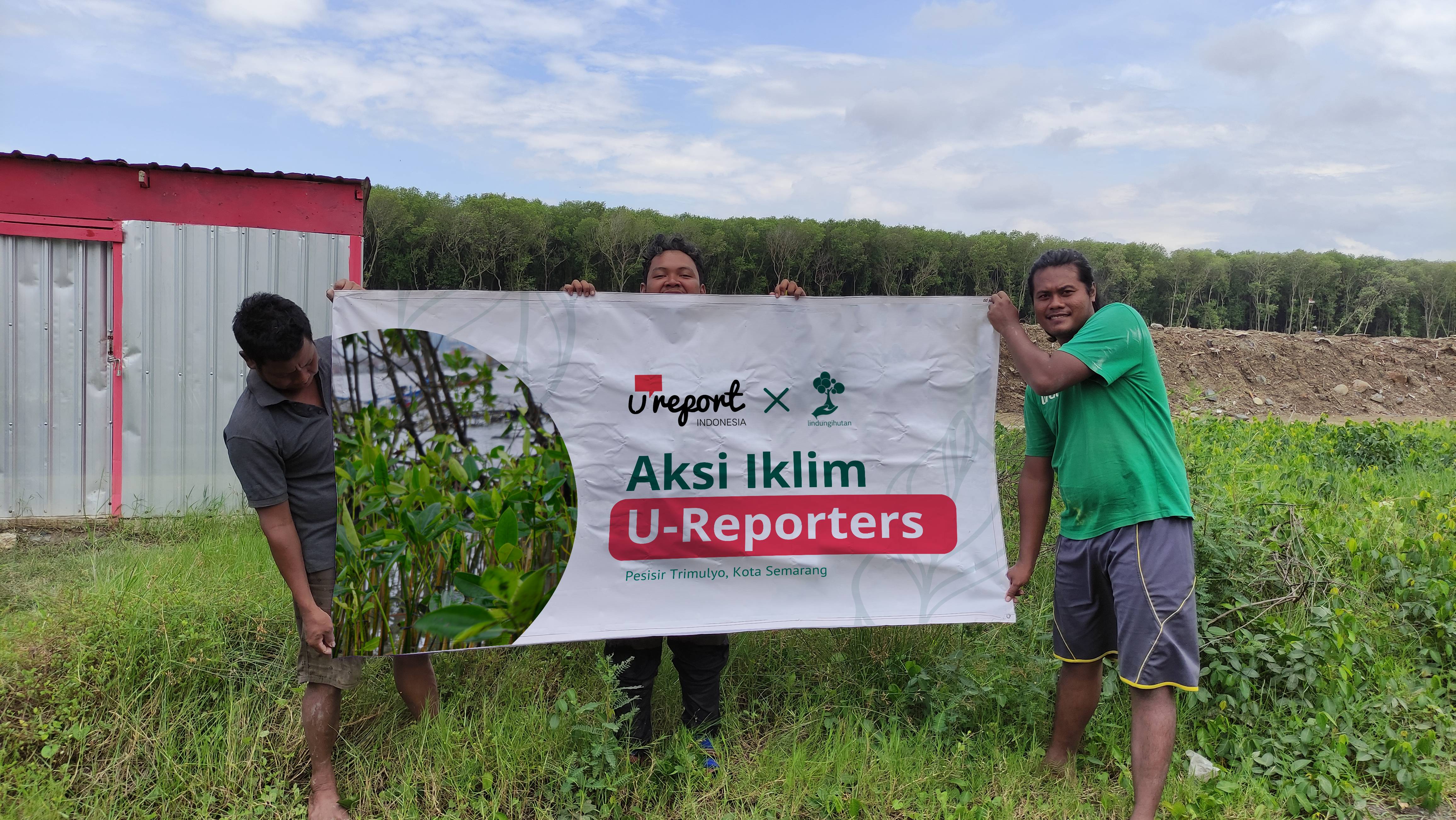 Foto penanaman U-Reporters di pesisir Kota Semarang.